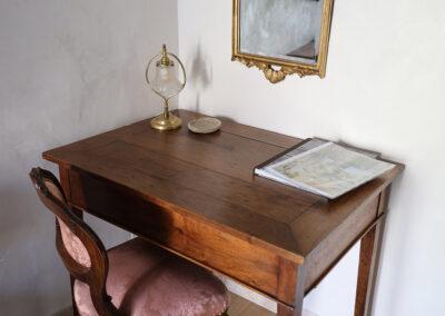 Maison d'hôtes Chiffonnière - Chambre table ancienne